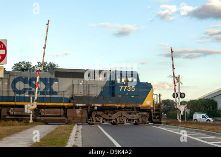 CSX 7735 motore tirando un treno merci attraverso un attraversamento ferroviario in Hawthorne, Florida. Foto Stock