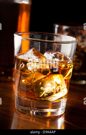 Golden Brown Whisky sulle rocce in un bicchiere Foto Stock