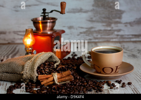 Tazza di caffè su vintage white plance abstract still life Foto Stock