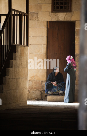 Due donne parlare in un vicolo, Bein al-Qasreen area, Il Cairo islamica al Cairo, Egitto Foto Stock