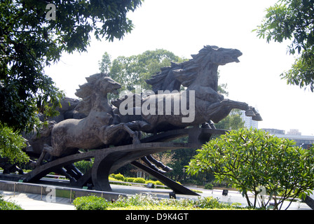 Shenzhen in Cina: cavallo scultura. Ganoderma lucidum park di Shenzhen, ci sono un paio di belle sculture di cavalli, è una bella landsc Foto Stock