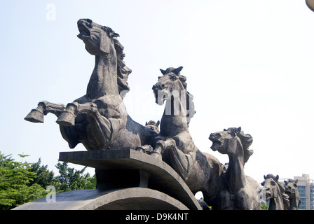 Shenzhen in Cina: cavallo scultura. Ganoderma lucidum park di Shenzhen, ci sono un paio di belle sculture di cavalli, è una bella landsc Foto Stock