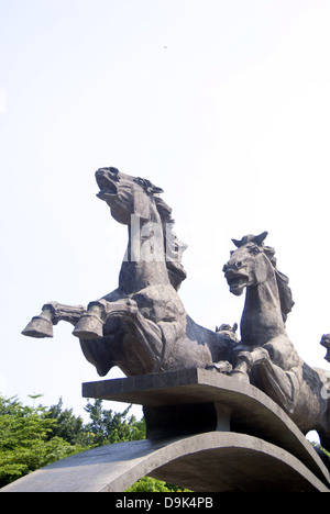 Shenzhen in Cina: cavallo scultura. Ganoderma lucidum park di Shenzhen, ci sono un paio di belle sculture di cavalli, è una bella landsc Foto Stock