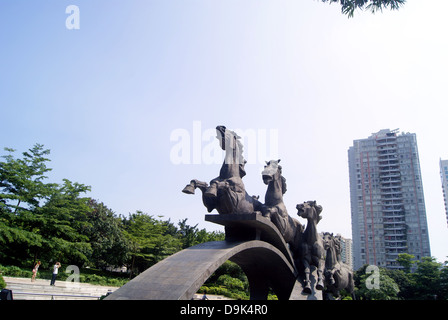 Shenzhen in Cina: cavallo scultura. Ganoderma lucidum park di Shenzhen, ci sono un paio di belle sculture di cavalli, è una bella landsc Foto Stock