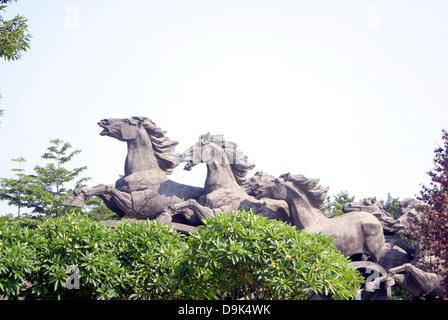 Shenzhen in Cina: cavallo scultura. Ganoderma lucidum park di Shenzhen, ci sono un paio di belle sculture di cavalli, è una bella landsc Foto Stock