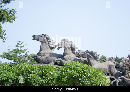 Shenzhen in Cina: cavallo scultura. Ganoderma lucidum park di Shenzhen, ci sono un paio di belle sculture di cavalli, è una bella landsc Foto Stock