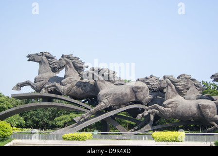 Shenzhen in Cina: cavallo scultura. Ganoderma lucidum park di Shenzhen, ci sono un paio di belle sculture di cavalli, è una bella landsc Foto Stock