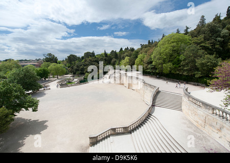 Grand escalier, grande scalinata, al parco Les Jardin de la Fontaine in Nimes, Francia Foto Stock