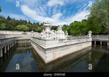 Le Nymphée con gruppo di sculture al parco Les Jardins de la Fontaine a Nimes, Francia Foto Stock