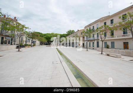 Luogo d'Assas in Nîmes, ristrutturato da Marziale Rayss con alberi di olivo, sculture, fontane e caffetterie, Languedoc, Francia Foto Stock