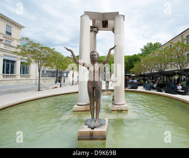 Luogo d'Assas in Nîmes, ristrutturato da Marziale Rayss con alberi di olivo, sculture, fontane e caffetterie, Languedoc, Francia Foto Stock