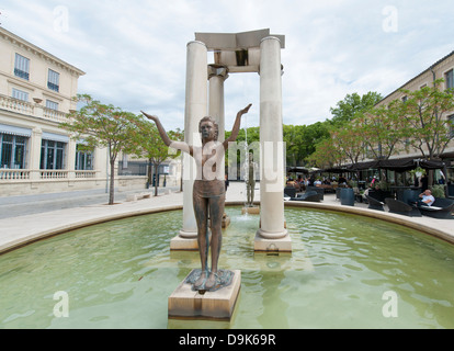 Luogo d'Assas in Nîmes, ristrutturato da Marziale Rayss con alberi di olivo, sculture, fontane e caffetterie, Languedoc, Francia Foto Stock