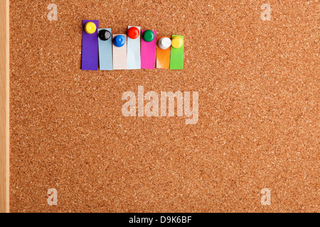 Bacheca di sughero e colorato titolo con copyspace per una lettera di sette parola Foto Stock