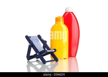 Teli da bagno, sedia a sdraio e crema solare Foto Stock