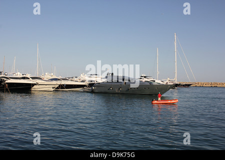 A motore di lusso superyacht tornare sulla banchina di ormeggio in Puerto Portals Marina, Calvia, Sud Ovest di Mallorca / Maiorca, isole Baleari Foto Stock