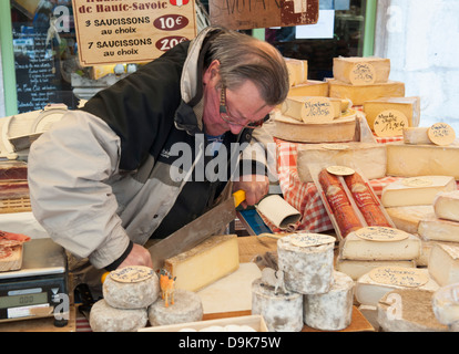 Stand con vendita di Beaufort formaggio di montagna a Annecy città vecchia mercato, Alta Savoia, Francia Foto Stock