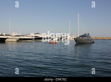 A motore di lusso superyacht tornando alla banchina di ormeggio - con marina di attraccare la nervatura di presenze - in Puerto Portals Marina, Calvia, Foto Stock