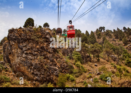 Cavo soprelevato auto passando attraverso colline, Gun Hill, Mussoorie, Uttarakhand, India Foto Stock