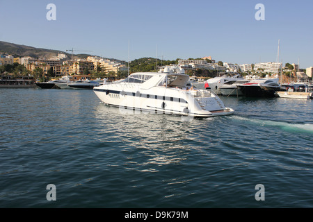 A motore di lusso superyacht tornando alla banchina - la Mangusta 88 'LAUREN' - in Puerto Portals Marina, Calvia, Sud Ovest di Mallorca Foto Stock