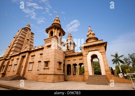 Basso angolo vista del tempio, Mulagandha Kuti Vihar tempio, Sarnath, Varanasi, Uttar Pradesh, India Foto Stock