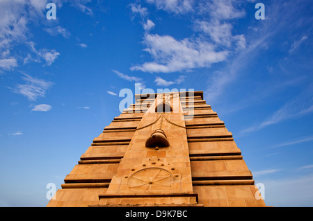 Basso angolo vista del tempio, Mulagandha Kuti Vihar tempio, Sarnath, Varanasi, Uttar Pradesh, India Foto Stock