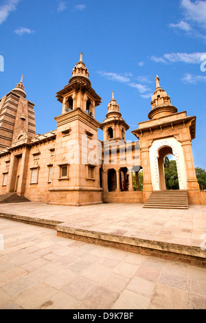 Basso angolo vista del tempio, Mulagandha Kuti Vihar tempio, Sarnath, Varanasi, Uttar Pradesh, India Foto Stock