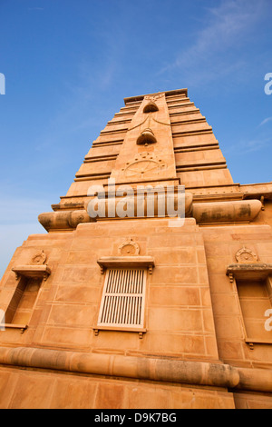 Basso angolo vista del tempio, Mulagandha Kuti Vihar tempio, Sarnath, Varanasi, Uttar Pradesh, India Foto Stock