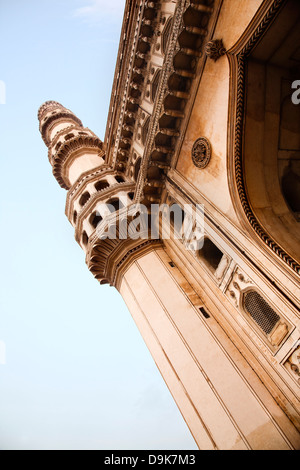 Basso angolo vista del minareto, Charminar, Hyderabad, Andhra Pradesh, India Foto Stock