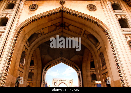 Basso angolo vista di arco, Charminar, Hyderabad, Andhra Pradesh, India Foto Stock