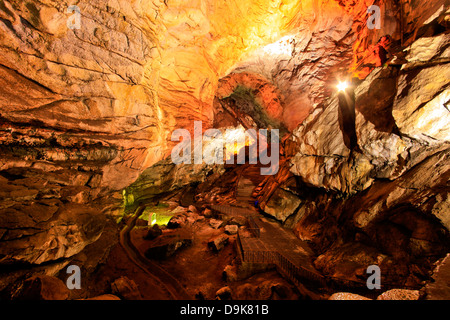 Gli interni di una grotta, Borra Grotte, Ananthagiri colline, Araku Valley, Visakhapatnam, Andhra Pradesh, India Foto Stock