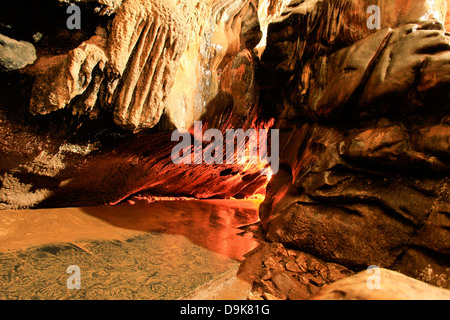 Gli interni di una grotta, Borra Grotte, Ananthagiri colline, Araku Valley, Visakhapatnam, Andhra Pradesh, India Foto Stock