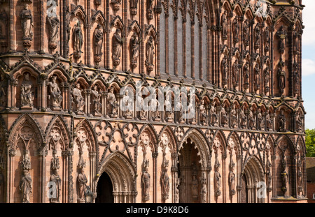 Ornati in fronte ovest di Lichfield Cathedral Inghilterra che mostra le statue di Re ristrutturato in epoca vittoriana da Sir George Gilbert Scott Foto Stock