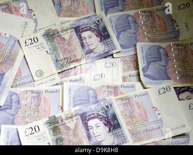 Venti pound note sparse guardando verso il basso a partire da sopra Foto Stock