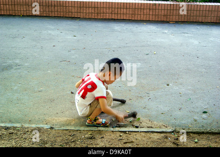 A quattro o cinque anni da ragazzo giocando nel parco di Shenzhen in Cina. Foto Stock