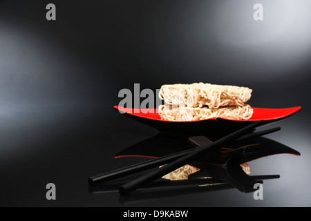 Asian noodles nella ciotola con asta Foto Stock