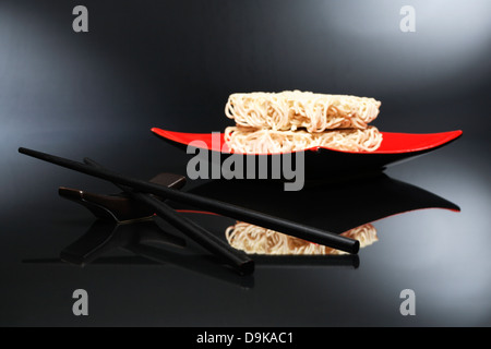 Asian noodles nella ciotola con asta Foto Stock