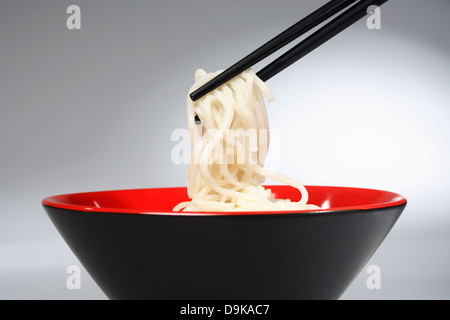 Asian tagliatelle in Schussel con asta Foto Stock