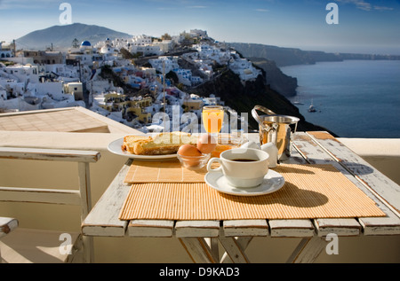 La colazione e la vista. Firostefani village. Isola di Santorini, Cicladi, il Mare Egeo, in Grecia, in Europa Foto Stock