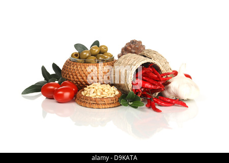 Olive, pomodori, aglio, peperoncino e nuclei di pino Foto Stock