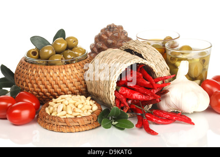 Olive, pomodori, aglio, peperoncino e nuclei di pino Foto Stock