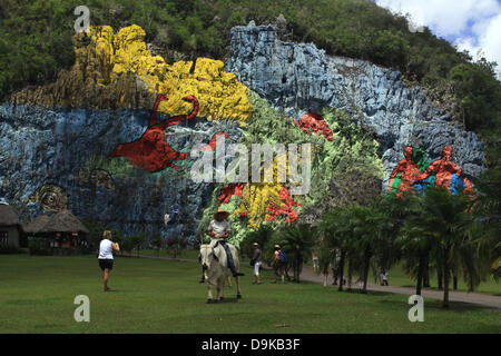 Il 'Mural de la Prehistoria', realizzata dall'artista messicano Leovigildo González Morillov nel 1961, è in esposizione su una scogliera di gesso nella Valle de las Dos Hermanas Valle di Vinales, nella provincia di Pinar del Rio, Cuba, 11 aprile 2013. Foto: Peter Zimmermann Foto Stock