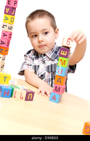 Bambino costruire una torre Foto Stock