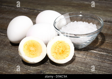 Le uova cotte e sale, uova sode e sale Foto Stock