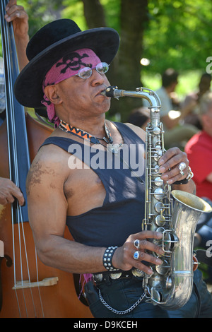 Ritratto di un musicista di strada suonare il sassofono in Washington Square Park nel Greenwich Village di New York City Foto Stock