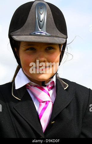 12 anno vecchia ragazza felicemente in posa sul suo pony Foto Stock