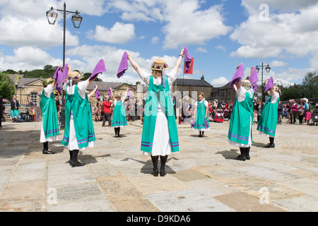 Femmina ballerini Morris a Skipton, North Yorkshire, Inghilterra Foto Stock