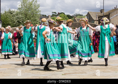 Femmina ballerini Morris a Skipton, North Yorkshire, Inghilterra Foto Stock