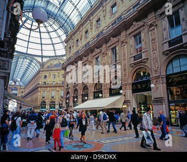 La storica Galleria Vittorio Emanuele II (una delle più antiche del mondo centri commerciali) Milano, Italia, Europa. Foto Stock