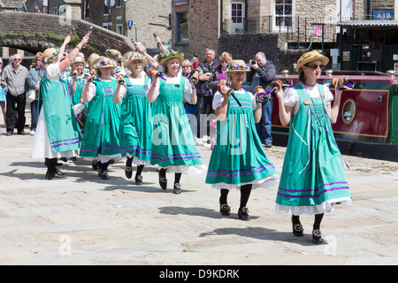 Femmina ballerini Morris a Skipton, North Yorkshire, Inghilterra Foto Stock