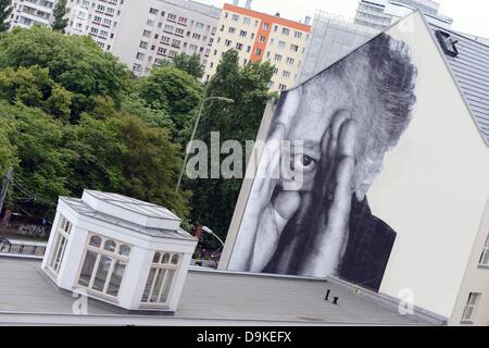 L'installazione fotografica "le rughe della citta' dal francese street artista e fotografo JR è raffigurato su una casa in Prenzlauer Alle a Berlino, Germania, 8 giugno 2013. Il francesino presenta i suoi ritratti su ponti, facciate e di altri edifici in tutte le parti del mondo. A Berlino, egli ha mostrato di senior abitanti della città e montate le immagini in diversi luoghi. Foto: Jens Kalaene Foto Stock